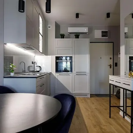 Apartman Close-golden - Great Location - Cozy And Bright&janapawla19 *